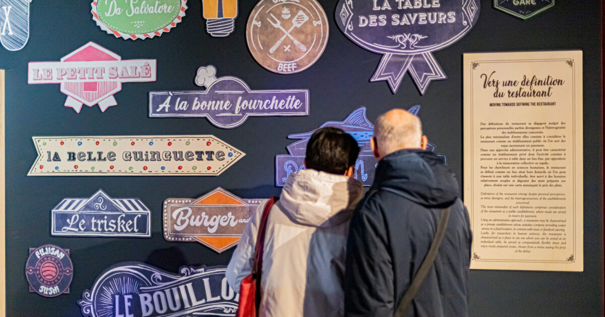 Visiteurs dans l'exposition Et si on allait au resto ?