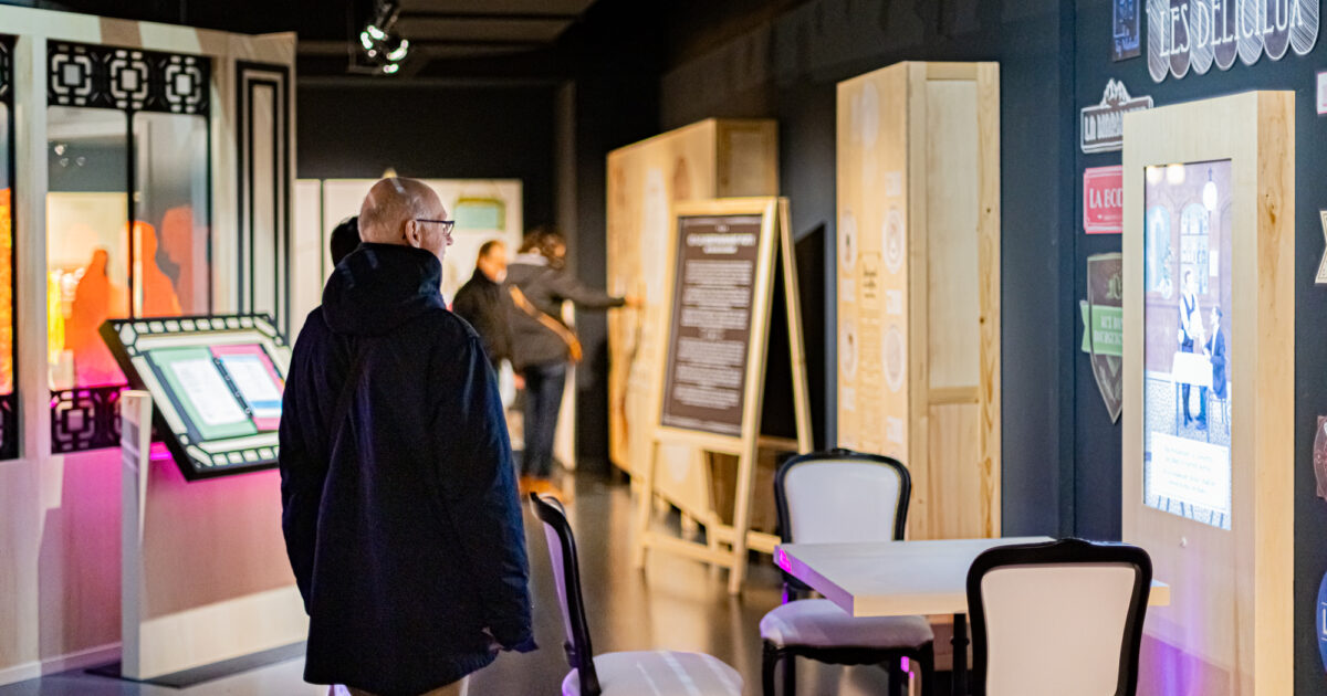 Visiteurs dans l'exposition Et si on allait au resto ?