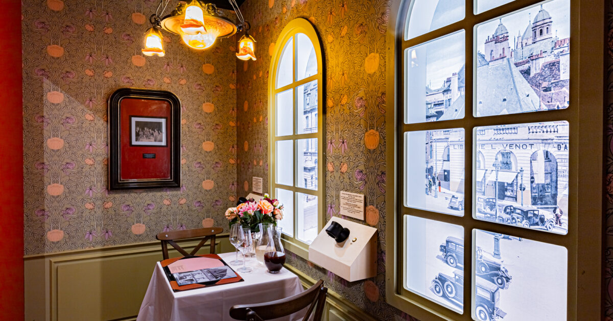 Vue d'une salle de restaurant dans l'exposition Et si on allait au resto ?